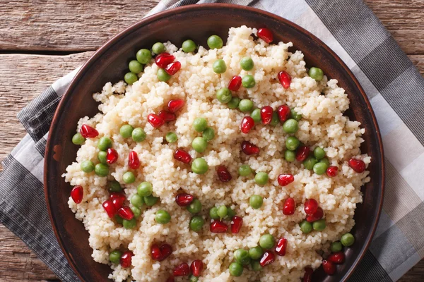 Couscous med granatäpple närbild. horisontella ovanifrån — Stockfoto