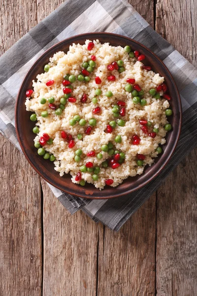 Ensalada de cuscús con guisantes verdes y granada. vertical superior vie — Foto de Stock