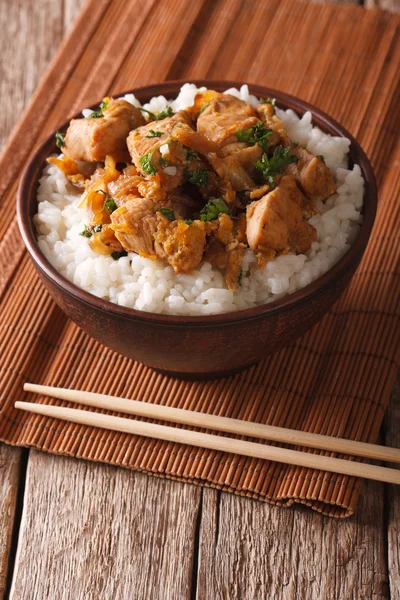 Oyakodon caseiro e arroz close-up em uma tigela. Vertical — Fotografia de Stock