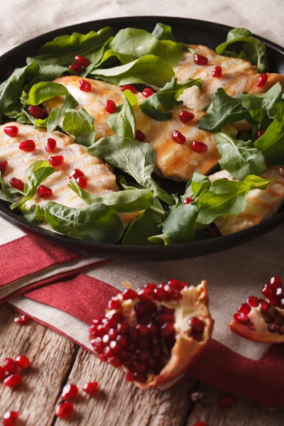 Dietary food: chicken with arugula and pomegranate close-up. ver — Stock Photo, Image