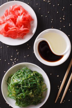 Japon Chuka salatası ve turşu zencefil yakın çekim. dikey üst v