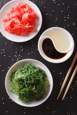Japon wakame salatası ve turşu zencefil yakın çekim. dikey üst 