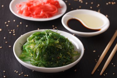 Japon wakame salatası ve turşu zencefil masanın üzerinde. Horizonta
