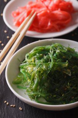 Chuka salatası ve turşu zencefil makro. dikey