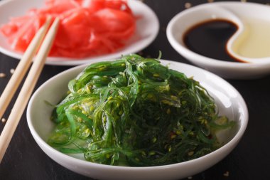 Chuka salatası ve turşu zencefil yakın çekim. Yatay