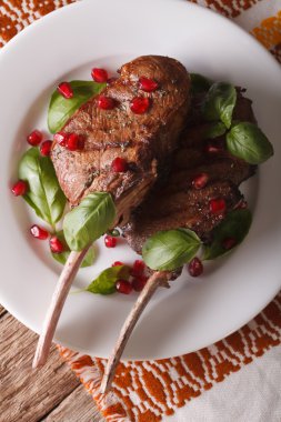 Nar tohum ve fesleğen yakın çekim ile sığır eti biftek. Dikey t