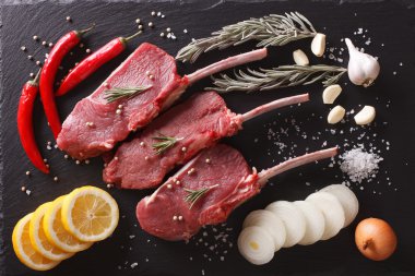 Ham sığır eti biftek kayrak bir closeup sitesinde maddeler ile. Yatay 