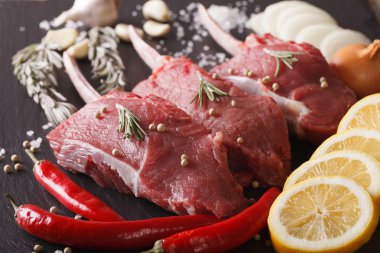 Ham sığır eti biftek baharat bir taş ile masa portre. Yatay