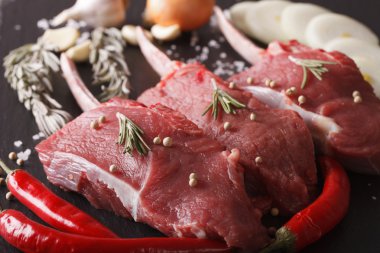 Kayrak tablo makro üzerinde ham sığır eti biftek. Yatay