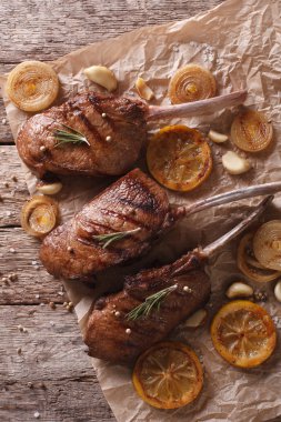 Bir kağıt üzerinde rosemary ile lezzetli sığır eti biftek. Dikey Üstten Görünüm