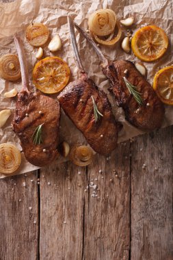 rosemary bir kağıt üzerinde ızgara sığır eti biftek. Dikey Üstten Görünüm