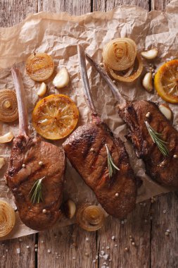 Biberiye kağıt yakın çekim üzerinde ızgara sığır eti biftek. Dikey t