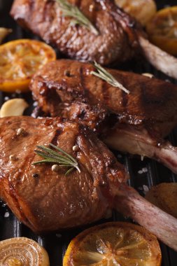 Sulu biftek biftek ızgara makro üzerinde baharatlar ile. dikey