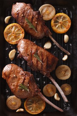 Sulu biftek biftek ızgara baharatlar ile kapatın. Dikey üst