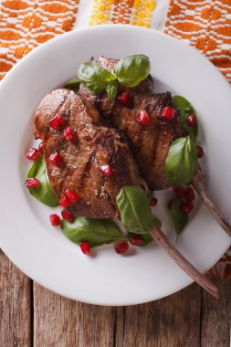 Nar closeup bir plaka üzerinde ızgara sığır eti biftek. dikey