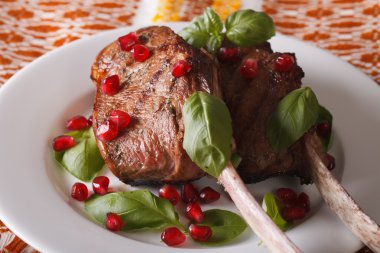 Nar ve fesleğen yakın çekim ile ızgara sığır eti biftek. Horizont