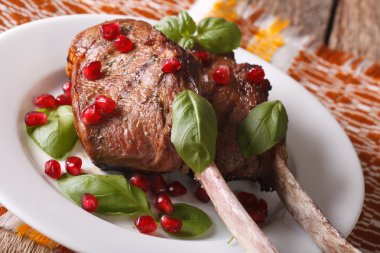 nar tohum ve fesleğen yakın çekim ile sığır eti biftek. Yatay