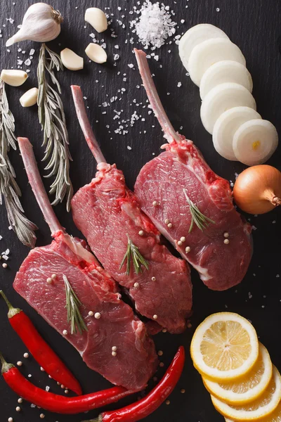 Bifteck de boeuf cru avec des épices sur une table en pierre gros plan. vertical à — Photo