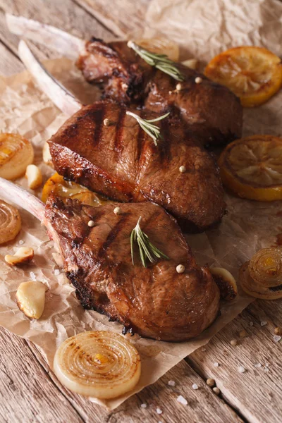 Rustic beef steak with lemon on the paper close-up. vertical — Stock Photo, Image