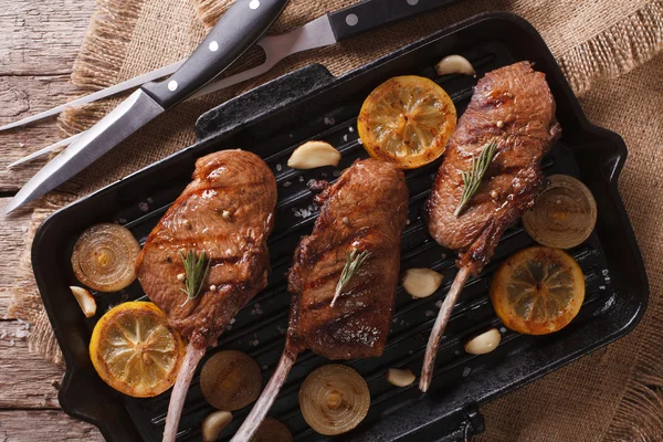 Beef steak with lemon on a grill pan close-up. Horizontal top vi — Stock Photo, Image