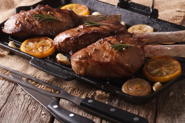 Marha steak, grillezett zöldségekkel a serpenyőben közelről. vízszintes — Stock Fotó