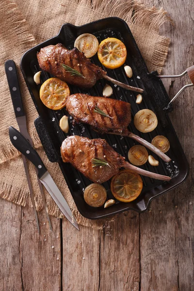 Marha steak grill pan a citrom. függőleges felülnézet — Stock Fotó