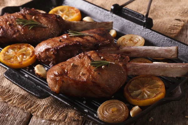 Hovězí steak s kořením na grilovací pánvi close-up na stole. H — Stock fotografie