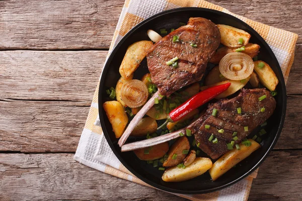 Hovězí steak s chilli a smažené brambory. Horizontální pohled shora — Stock fotografie