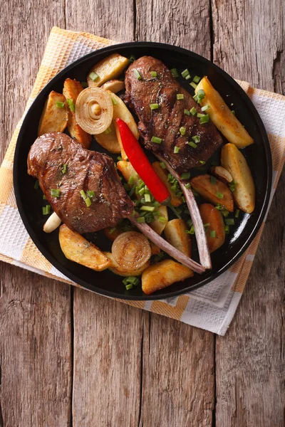 고추와 튀긴된 감자는 쇠고기 스테이크 수직 상단 보기 — 스톡 사진