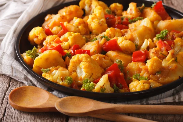 Coliflor con patatas en salsa de curry en un primer plano plato. ¡Ho! — Foto de Stock
