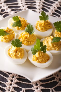 Masaya bir tabak lezzetli yumurta dolması yakın çekim. vertica