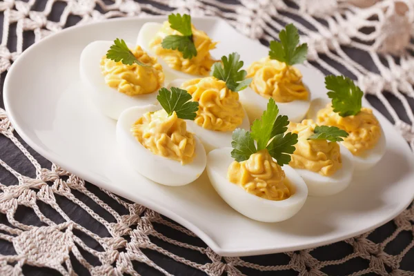 Pyszne jajka faszerowane zbliżenie na talerz na stole. Horyzont — Zdjęcie stockowe