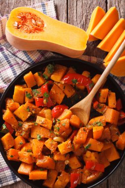 Kabak köri plaka yakın çekim üzerinde bitkilerle. Dikey Üstten Görünüm