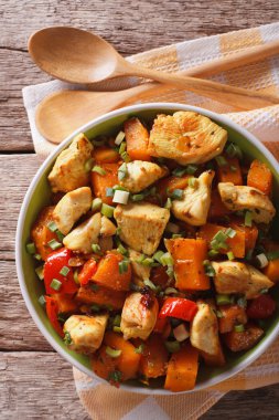 kabak ve biber yakın çekim dikey üst görünümden ile tavuk güveç