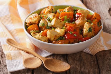 kabak ve biber yakın çekim ile tavuk köri. Yatay