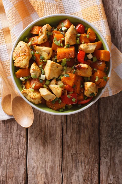 Kyckling curry med pumpa och peppar. vertikala ovanifrån — Stockfoto