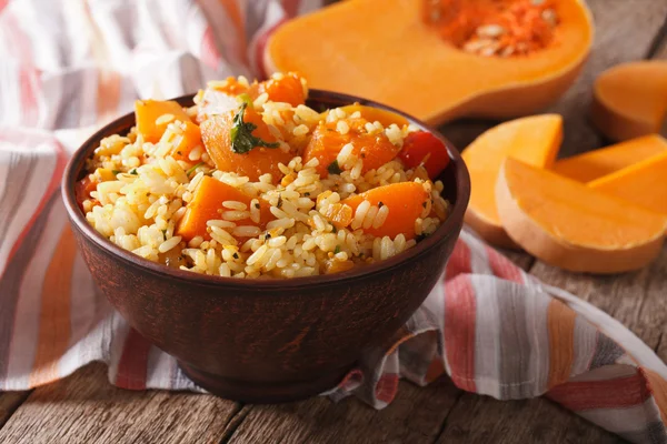 Risotto met pompoen in een close-up van de kom. Horizontale — Stockfoto