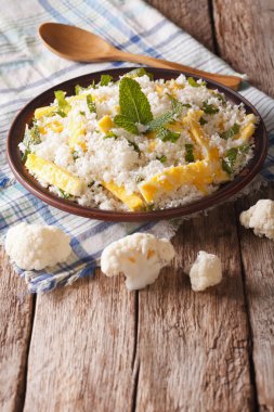 Diyet gıda: karnabahar pirinç pişmiş yumurta ile. Dikey