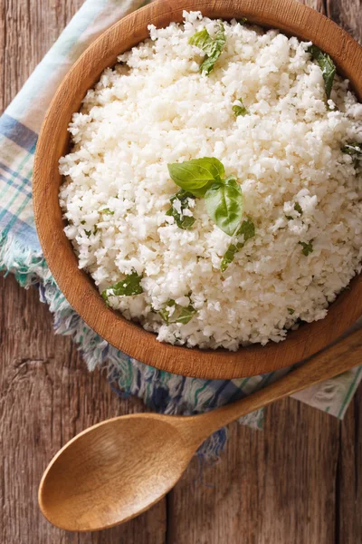 Paleo Food: рис из цветной капусты с травами крупным планом. Вертикальная вершина v — стоковое фото