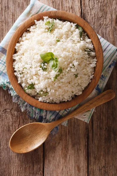 Arroz de couve-flor com manjericão em uma tigela close-up. Vertical top vie — Fotografia de Stock