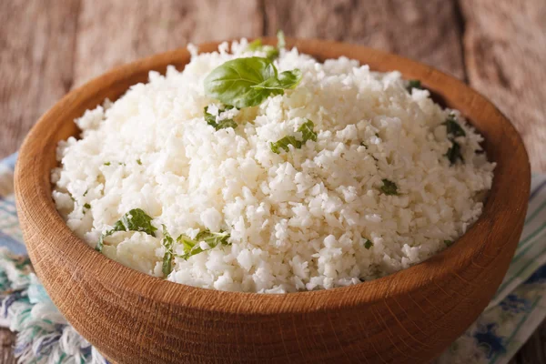 Paleo étel: Karfiol rizzsel gyógynövények közelről. vízszintes — Stock Fotó