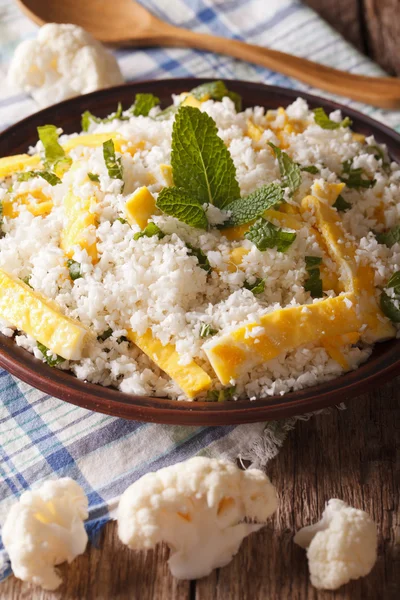 Riso al cavolfiore con uovo e menta per il paleo primo piano. Verticale — Foto Stock