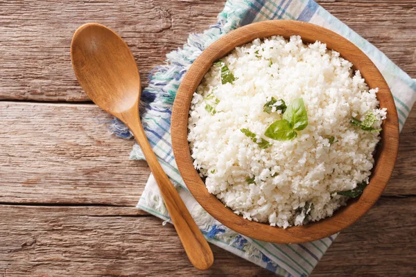 Arroz de coliflor con albahaca en un bowl close-up. Parte superior horizontal v Imágenes de stock libres de derechos