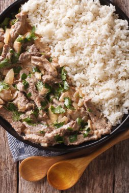 sığır straganof ve pirinç yakın bir plaka üzerinde çekim. Dikey Üstten Görünüm 