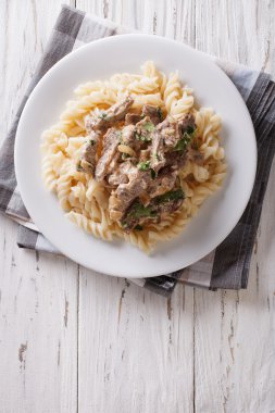 sığır straganof ile makarna düdük. Dikey Üstten Görünüm 