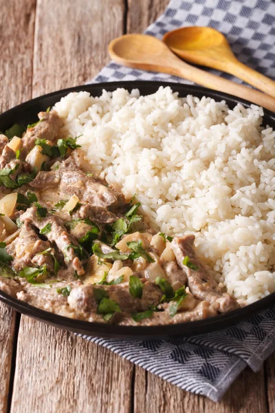 Comida rusa: stroganoff de ternera con arroz de cerca en un plato. Ver —  Fotos de Stock