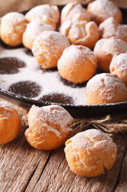 Ev yapımı taze kızarmış Castagnole portre. dikey