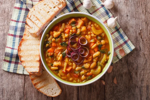 Supa italiană de ribollita se închide într-un castron. vedere orizontală de sus — Fotografie, imagine de stoc