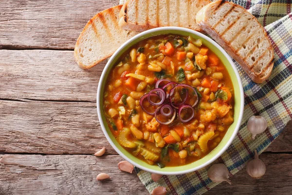 İtalyan ribollita sebze çorbası bir kapta kapatın. Yatay — Stok fotoğraf