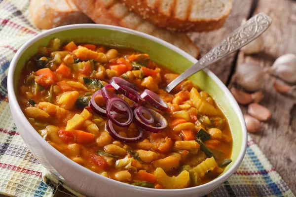Італійський ribollita овочевий суп закладають в миску. Горизонтальні — стокове фото